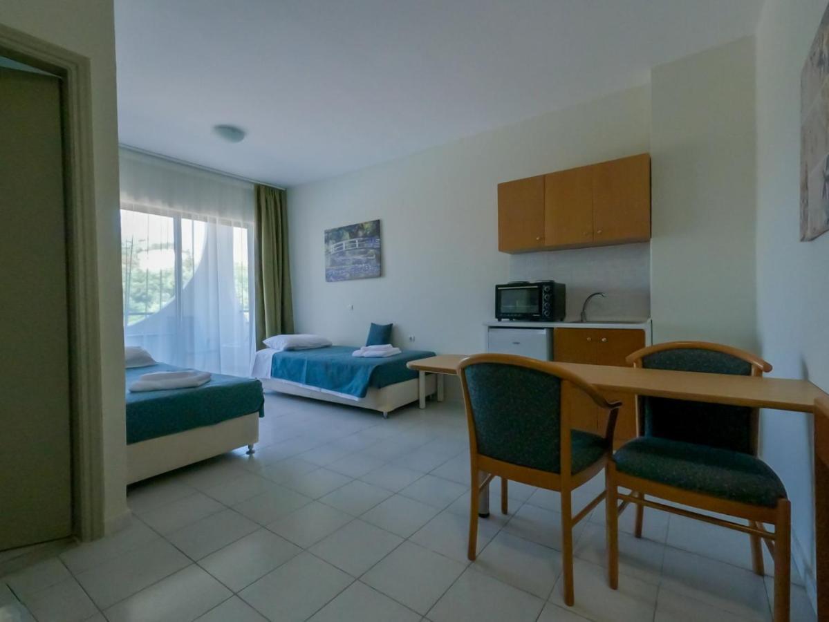 Ivory Hotel Theológos Екстериор снимка